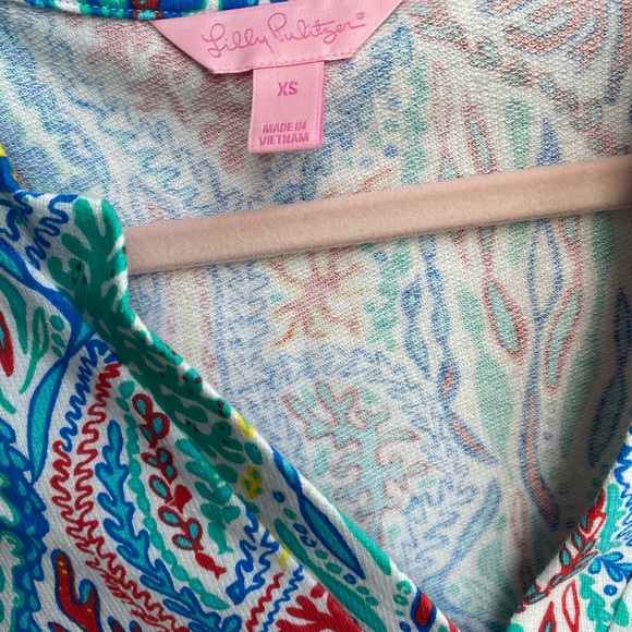 Good as new: Lily Pulitzer long sleeve V-neck. - Picture 2 of 2